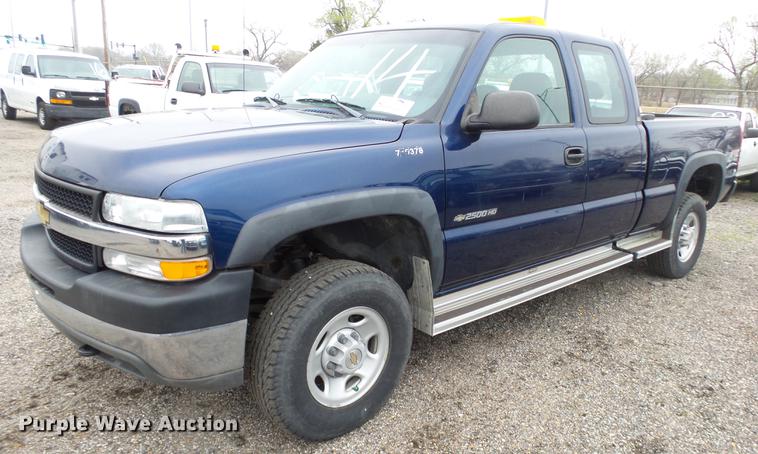 image for item DC3202 2002 Chevrolet Silverado 2500HD Ext. Cab pickup truck