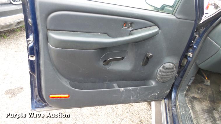 image for item DC3202 2002 Chevrolet Silverado 2500HD Ext. Cab pickup truck