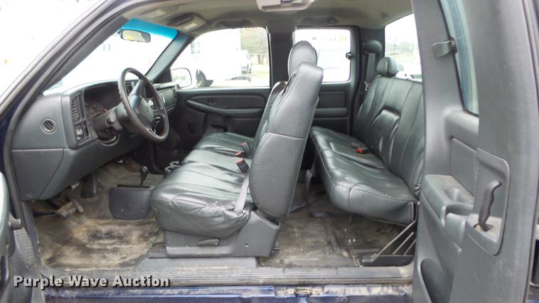 image for item DC3202 2002 Chevrolet Silverado 2500HD Ext. Cab pickup truck