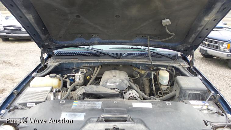 image for item DC3202 2002 Chevrolet Silverado 2500HD Ext. Cab pickup truck