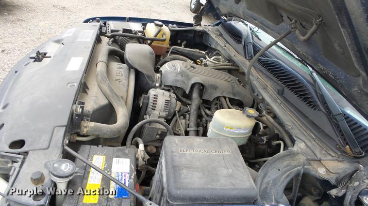 image for item DC3202 2002 Chevrolet Silverado 2500HD Ext. Cab pickup truck