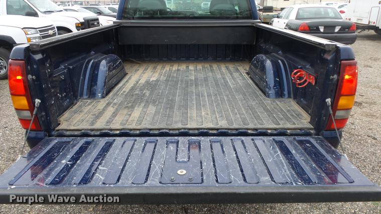 image for item DC3202 2002 Chevrolet Silverado 2500HD Ext. Cab pickup truck