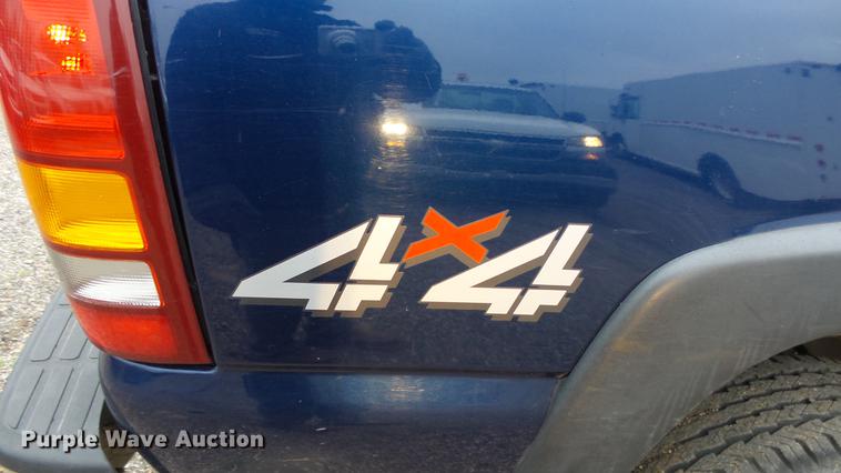 image for item DC3202 2002 Chevrolet Silverado 2500HD Ext. Cab pickup truck