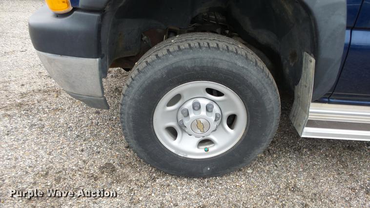 image for item DC3202 2002 Chevrolet Silverado 2500HD Ext. Cab pickup truck