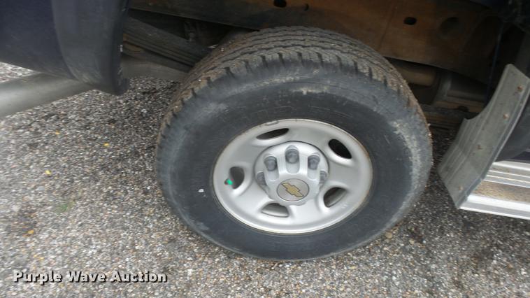 image for item DC3202 2002 Chevrolet Silverado 2500HD Ext. Cab pickup truck