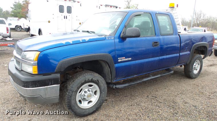 image for item DC3214 2003 Chevrolet Silverado 2500HD Ext. Cab pickup truck
