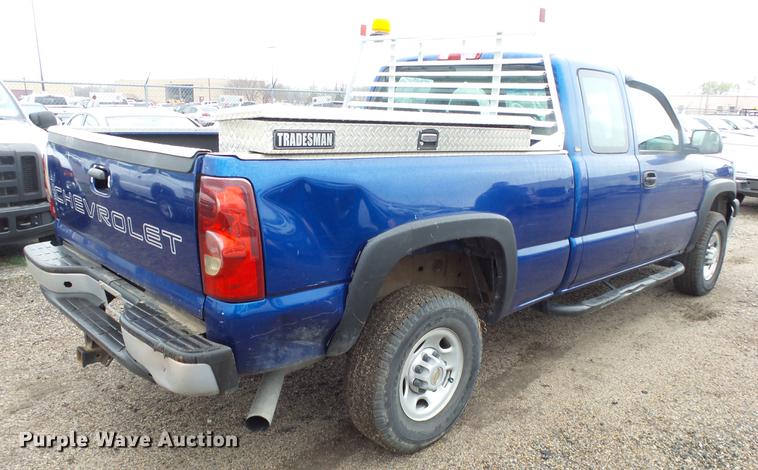 image for item DC3214 2003 Chevrolet Silverado 2500HD Ext. Cab pickup truck