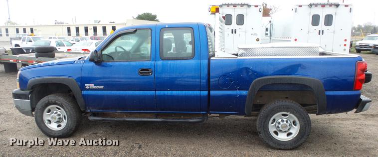 image for item DC3214 2003 Chevrolet Silverado 2500HD Ext. Cab pickup truck