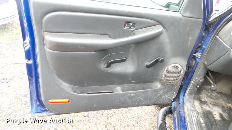 image for item DC3214 2003 Chevrolet Silverado 2500HD Ext. Cab pickup truck