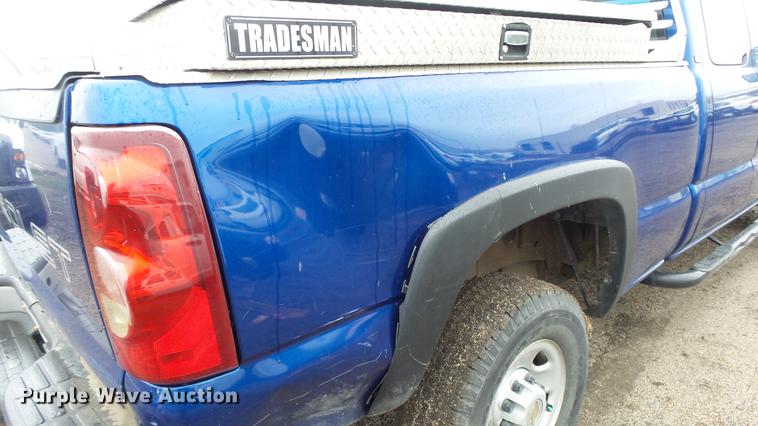 image for item DC3214 2003 Chevrolet Silverado 2500HD Ext. Cab pickup truck