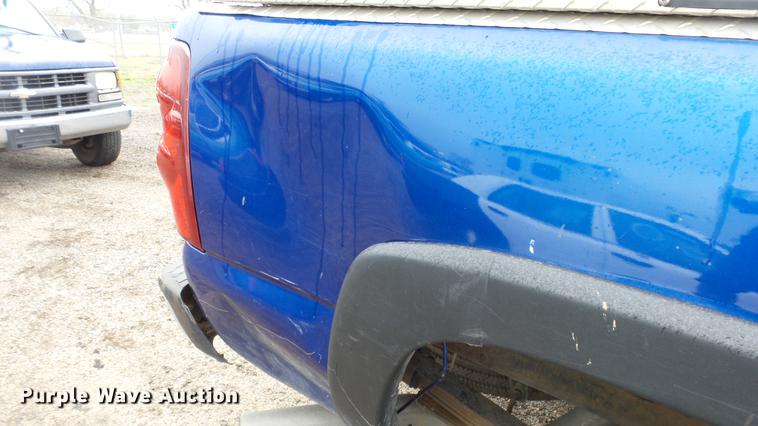 image for item DC3214 2003 Chevrolet Silverado 2500HD Ext. Cab pickup truck