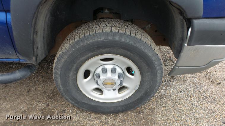 image for item DC3214 2003 Chevrolet Silverado 2500HD Ext. Cab pickup truck