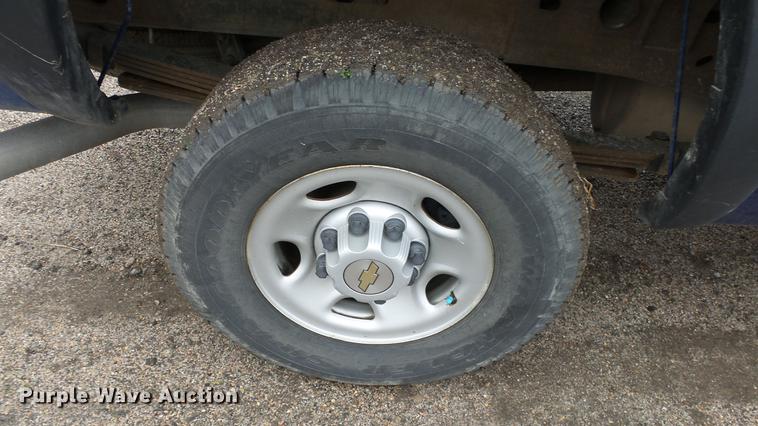 image for item DC3214 2003 Chevrolet Silverado 2500HD Ext. Cab pickup truck