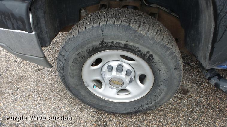 image for item DC3214 2003 Chevrolet Silverado 2500HD Ext. Cab pickup truck