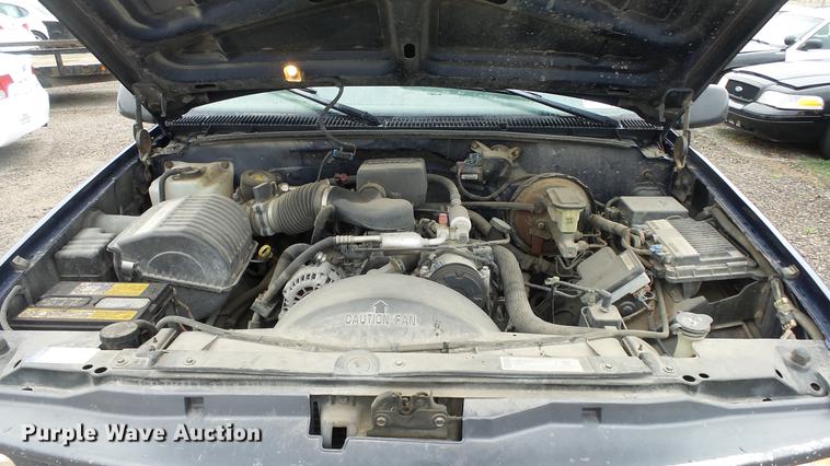 image for item DC3215 2000 Chevrolet C2500 pickup truck