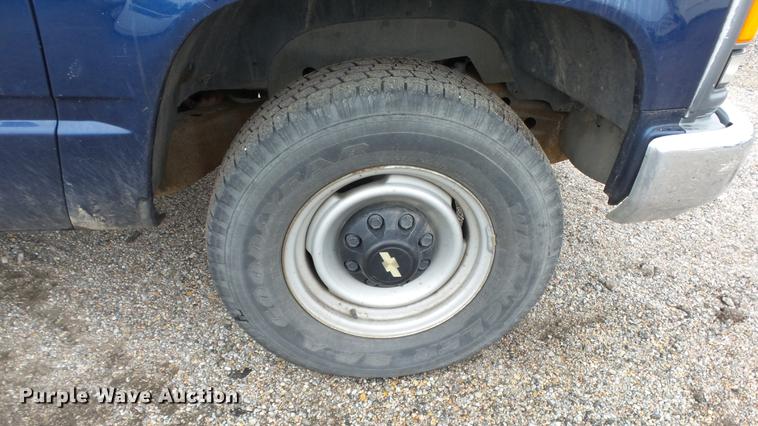 image for item DC3215 2000 Chevrolet C2500 pickup truck