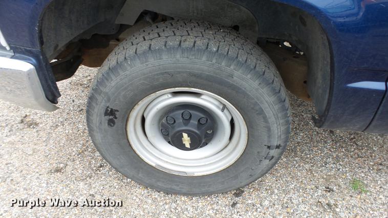 image for item DC3215 2000 Chevrolet C2500 pickup truck