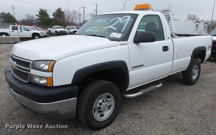 image for item DC3217 2005 Chevrolet Silverado 2500HD pickup truck