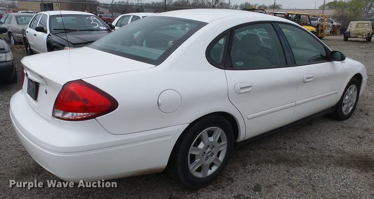 image for item DC3220 2006 Ford Taurus SE