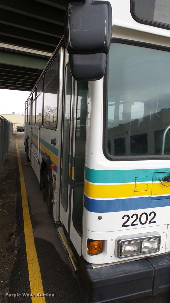 image for item DC3233 2002 Gillig C20B096N4 transit bus