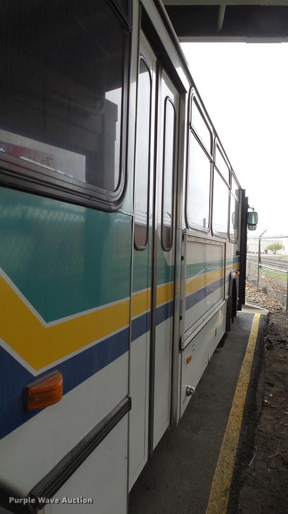 image for item DC3233 2002 Gillig C20B096N4 transit bus