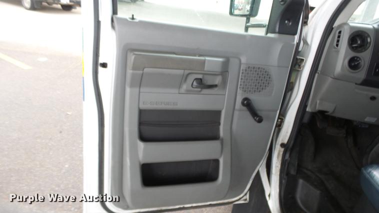 image for item DC3234 2009 Ford E450 Super Duty shuttle bus