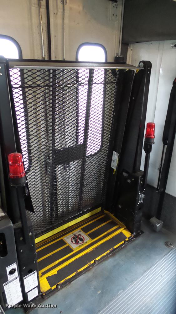 image for item DC3234 2009 Ford E450 Super Duty shuttle bus