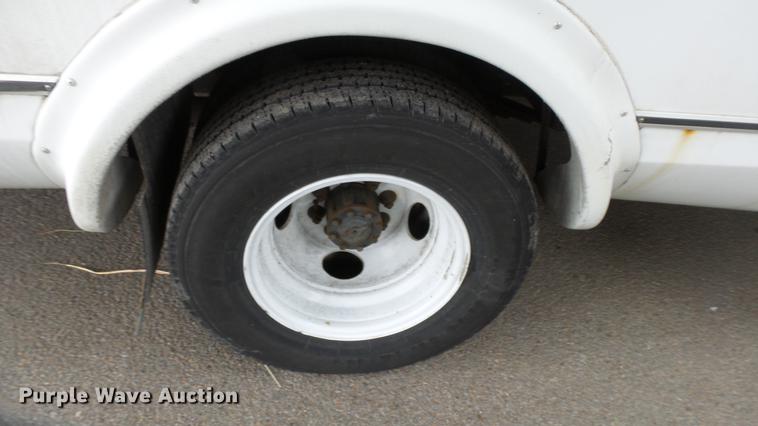 image for item DC3234 2009 Ford E450 Super Duty shuttle bus