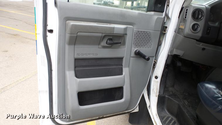 image for item DC3235 2009 Ford E450 Super Duty shuttle bus