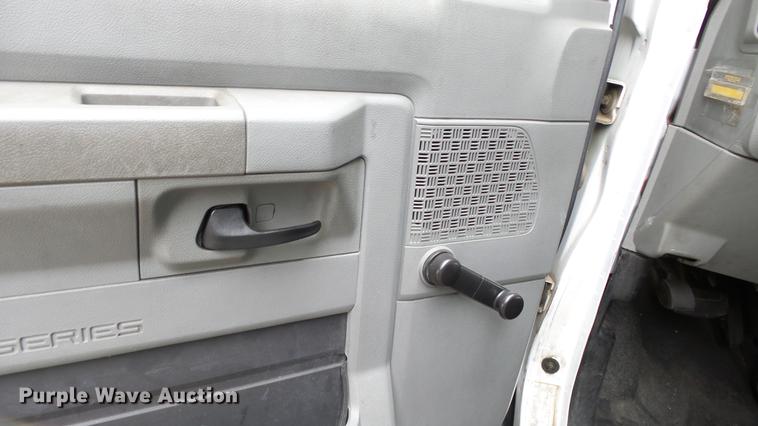 image for item DC3235 2009 Ford E450 Super Duty shuttle bus