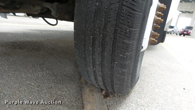 image for item DC3235 2009 Ford E450 Super Duty shuttle bus