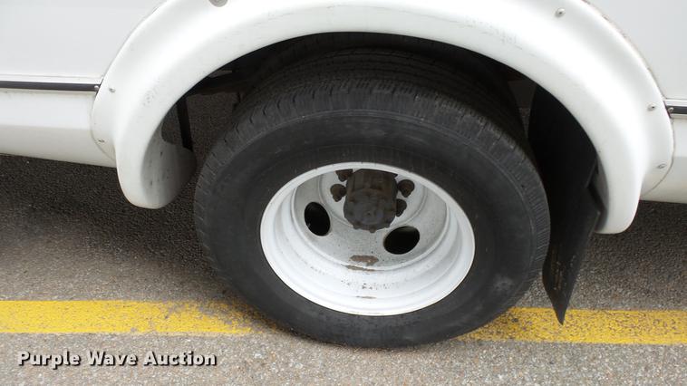 image for item DC3235 2009 Ford E450 Super Duty shuttle bus