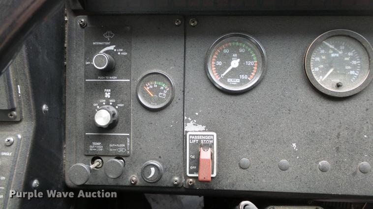 image for item DC3238 2002 Gillig C20B096N4 transit bus