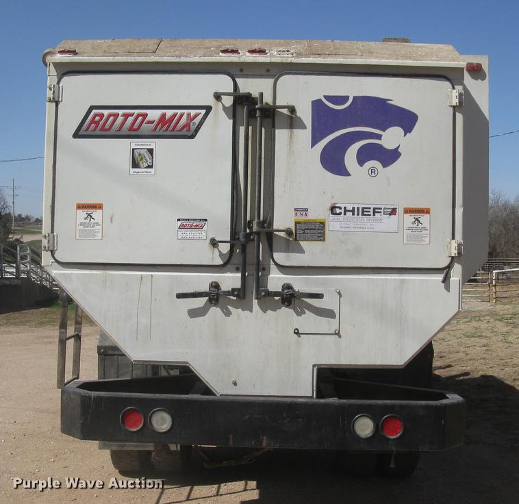 image for item DC2294 2008 Peterbilt 335 feed mixer truck