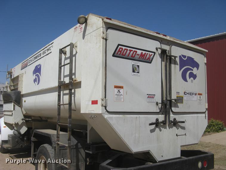 image for item DC2294 2008 Peterbilt 335 feed mixer truck