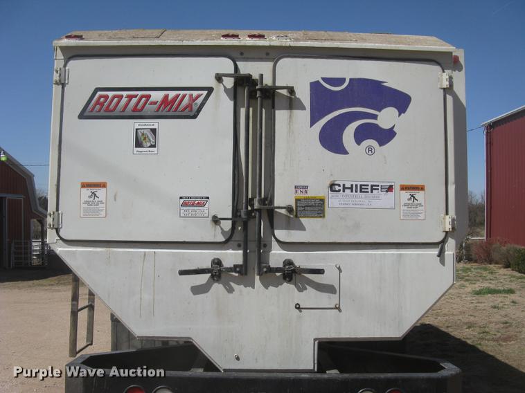 image for item DC2294 2008 Peterbilt 335 feed mixer truck