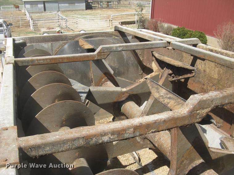 image for item DC2294 2008 Peterbilt 335 feed mixer truck