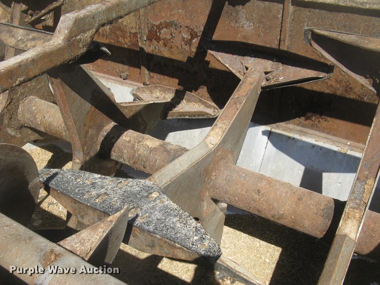 image for item DC2294 2008 Peterbilt 335 feed mixer truck