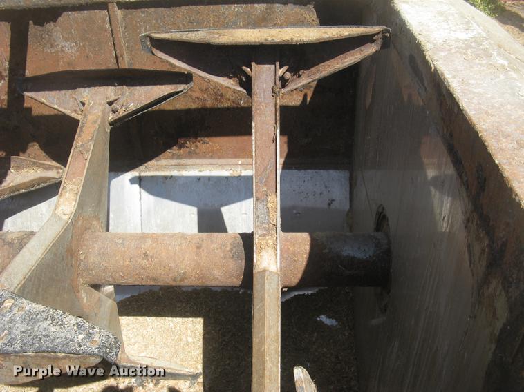 image for item DC2294 2008 Peterbilt 335 feed mixer truck