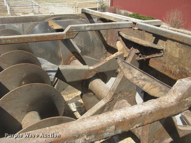 image for item DC2294 2008 Peterbilt 335 feed mixer truck