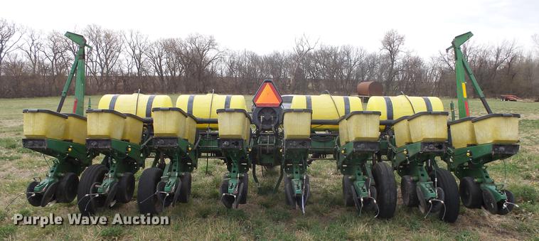 image for item DC3043 John Deere 7200 Max Emerge 2 planter