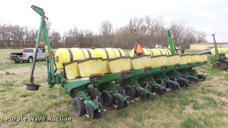 image for item DC3043 John Deere 7200 Max Emerge 2 planter