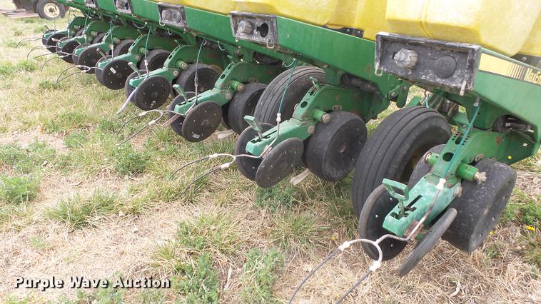 image for item DC3043 John Deere 7200 Max Emerge 2 planter