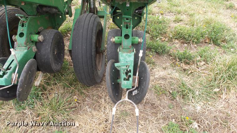 image for item DC3043 John Deere 7200 Max Emerge 2 planter