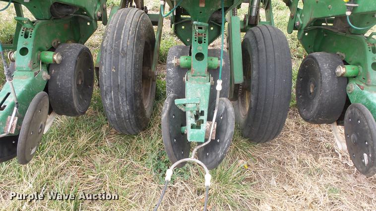 image for item DC3043 John Deere 7200 Max Emerge 2 planter
