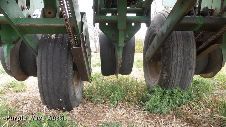 image for item DC3043 John Deere 7200 Max Emerge 2 planter