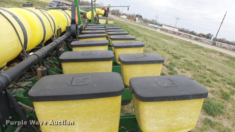 image for item DC3043 John Deere 7200 Max Emerge 2 planter