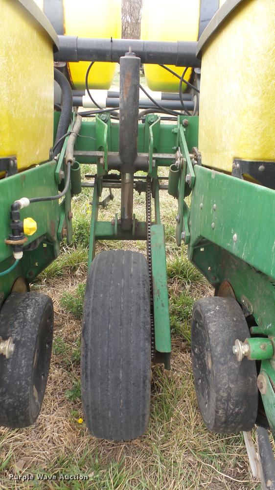image for item DC3043 John Deere 7200 Max Emerge 2 planter