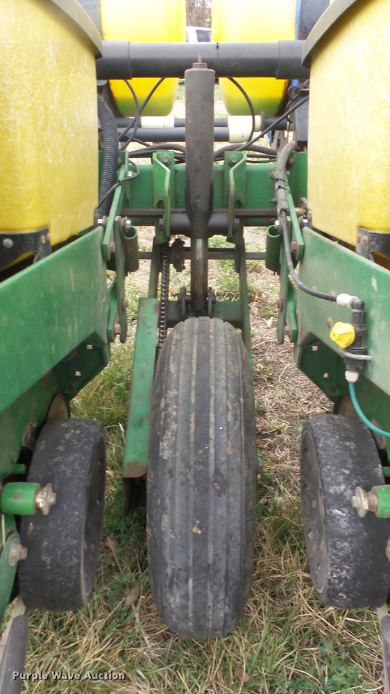 image for item DC3043 John Deere 7200 Max Emerge 2 planter