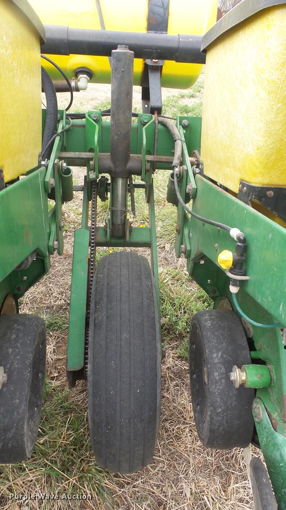 image for item DC3043 John Deere 7200 Max Emerge 2 planter